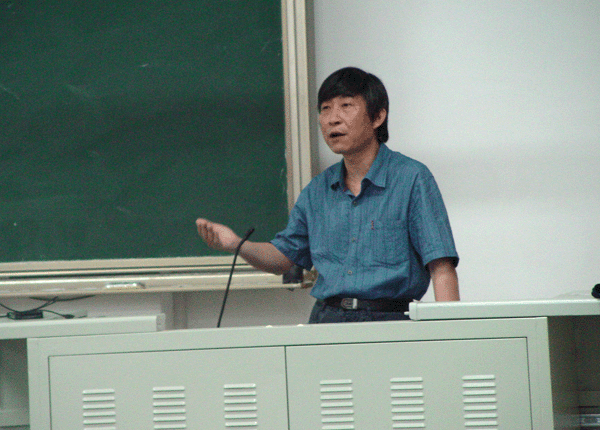 建筑与景观设计学院举办当代建筑的美学意义主题讲座 6月12日晚7:00,建筑与景观设计学院于长清校区第四合堂教室举办建筑的美学意义建筑的文本性解析主题讲座。本次讲座由建筑与景观设计学院院长丁宁主讲,建筑与景观设计学院同学和其他院系相关专业同学听取了本次讲座。 丁院长针对同学们在课题练习中发现的疑难问题,从我院2007届毕业生毕业设计展谈起,向同学们介绍了以材料物质层、现实意义层和美学意义层为具体内容的建筑作品的三个层面,进而从符号学角度重新诠释了建筑的概念,引出建筑意义的产生。丁院长指出:建筑是对