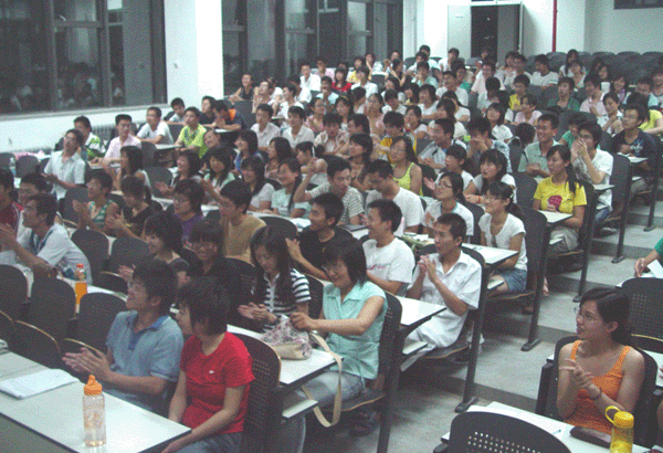 建筑与景观设计学院举办当代建筑的美学意义主题讲座 6月12日晚7:00,建筑与景观设计学院于长清校区第四合堂教室举办建筑的美学意义建筑的文本性解析主题讲座。本次讲座由建筑与景观设计学院院长丁宁主讲,建筑与景观设计学院同学和其他院系相关专业同学听取了本次讲座。 丁院长针对同学们在课题练习中发现的疑难问题,从我院2007届毕业生毕业设计展谈起,向同学们介绍了以材料物质层、现实意义层和美学意义层为具体内容的建筑作品的三个层面,进而从符号学角度重新诠释了建筑的概念,引出建筑意义的产生。丁院长指出:建筑是对