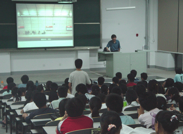 建筑与景观设计学院举办当代建筑的美学意义主题讲座 6月12日晚7:00,建筑与景观设计学院于长清校区第四合堂教室举办建筑的美学意义建筑的文本性解析主题讲座。本次讲座由建筑与景观设计学院院长丁宁主讲,建筑与景观设计学院同学和其他院系相关专业同学听取了本次讲座。 丁院长针对同学们在课题练习中发现的疑难问题,从我院2007届毕业生毕业设计展谈起,向同学们介绍了以材料物质层、现实意义层和美学意义层为具体内容的建筑作品的三个层面,进而从符号学角度重新诠释了建筑的概念,引出建筑意义的产生。丁院长指出:建筑是对