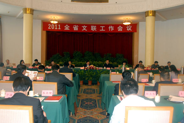 省文联主席、我校院长潘鲁生在总结讲话中谈了三点意见。第一,贯彻落实纪念山东省文联成立60周年大会和全省文联工作会议精神。各市、大企业文联要深入领会姜异康书记、姜大明省长贺信,黄胜副省长和刘为民副部长讲话精神,深入领会、迅速传达、认真落实。第二,科学把握2011年工作任务。要把握机遇、科学发展,服务党和国家工作大局,努力调动一切积极因素,团结一切可以团结的力量,全面推进文联工作。第三,重视艺术规律,推动出精品、出人才。要遵循双百方针,弘扬主旋律,倡导多样化。潘鲁生要求全省文联系统按照省委、省政府的工作要求